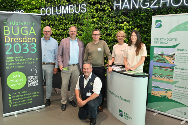 GER Sachsen DresdenStadtforum Rathaus - Tag des Offenen Rathauses wo viele Besucher kamen um sich vor allem die Modelle und Planungsvorschläge für den Neubau der Carolabrücke anzusehen und weitere interessante Führungen in die neues Arbeitswelten im R Förderverein und BUGA 2033
